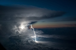 Из окна самолета: пилот сфотографировал невероятно зрелищную грозу над Амазонией 