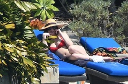 Звезда «50 оттенков серого» облачилась в откровенное красное бикини