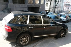 У центрі Києва провалився позашляховик