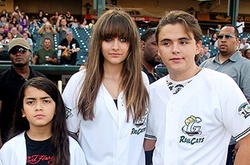 Старший сын Майкла Джексона сделал татуировку в его честь