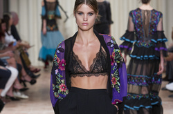 Новый тренд &ndash; 2017: кружевные бра вместо топа