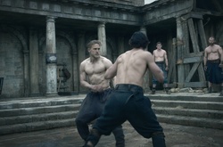 Джуд Лоу и Чарли Ханнэм в финальном трейлере фильма «Меч короля Артура»