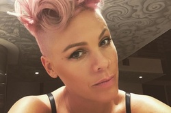 Пинк призывает молодых мам забыть о стандартах красоты