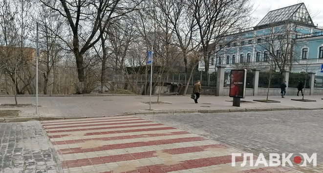 У центрі Києва облаштували два переходи з кольорової бруківки 