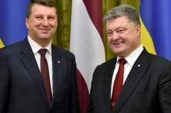 Президент України Петро Порошенко та президент Латвії Раймондс Вейоніс