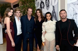  Кайя Гербер, Пресли Гребер, Рэнди Гербер, Синди Кроуфорд, Ким Кардашьян и Мэрт Алас 