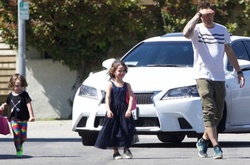 Как девочка: четырехлетний сын Меган Фокс надел платье на детский праздник