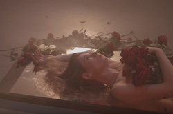 Певица Луна выпустила смелый клип о сексуальной энергии