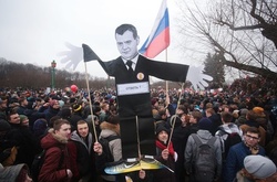 Медведєв вперше прокоментував зібраний на нього компромат і акції протесту