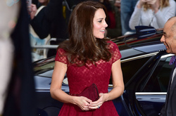 Марсала снова в моде: Кейт Миддлтон в платье Marchesa блистала на премьере в Королевском театре