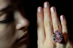 Самый большой розовый бриллиант продали за рекордную сумму