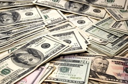 Кошти четвертого траншу МВФ уже надходять в Україну