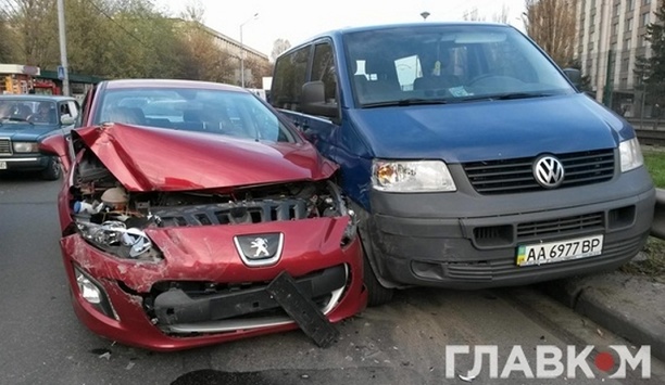 Аварія у Києві на вулиці Борщагівській: жінка-водій переплутала педалі і побила дві машини