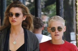 Звезда «Сумерек» по-прежнему встречается с моделью Стеллой Максвелл