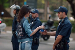 Скандал вокруг рекламы Pepsi: компания убрала ролик с Кендалл Дженнер и принесла извинения