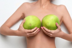 Голливудские звезды, которые не скрывают, что увеличили грудь