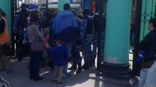 Російські силовики провели масові затримання на ринку в Сімферополі