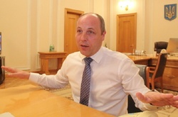 Стало відомо, скільки в березні заробили Парубій та його заступниці