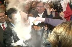 «Студенти за Фійона»: кандидати в президенти Франції обсипали борошном