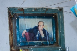 Зате висить портрет Путіна. Як виглядає російське комунальне пекло