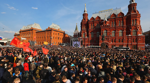 В Москві тисячі людей вшанували загиблих у петербурзькому метро
