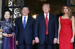 Леди в красном: на встречу с лидером КНДР Мелания Трамп надела платье от Valentino