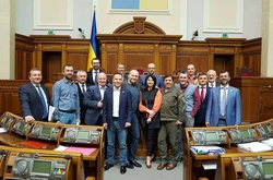 Рада закрилась із 33 нардепами в сесійній залі