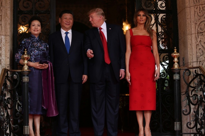 Неймовірна Меланія Трамп своєю сукнею затьмарила зустріч лідерів Китаю та США