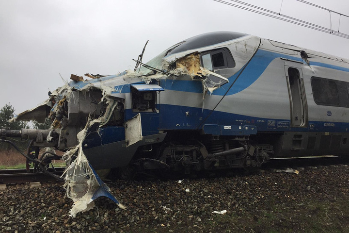 В Польщі потяг зіткнувся з вантажівкою: понад 200 людей госпіталізовано