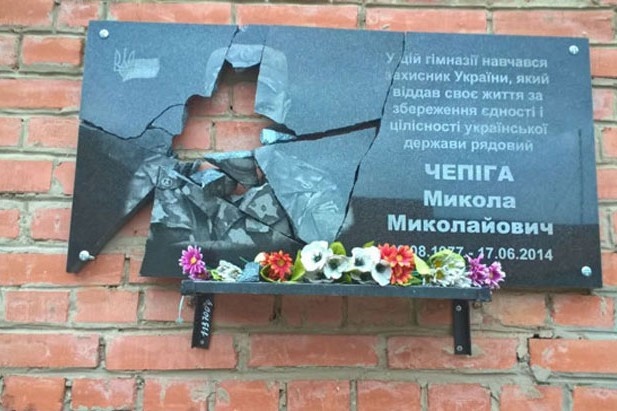 Вандал, який розбив меморіалі дошки героям АТО в Полтаві, мав спецобладнання - поліція
