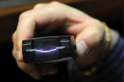 У Києві двоє чоловіків з електрошокером напали на дівчину