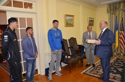 Прапор із даху посольства України у США подарували боксерам Усику, Ломаченку та Гвоздику