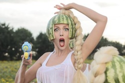 Суперблондинка Полякова похвасталась своим поместьем со шпинатом, салатом и козлятами