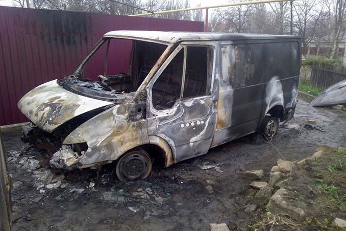 У Торецьку вночі спалили авто місцевого волонтера 