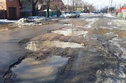 Зникаючий разом зі снігом асфальт