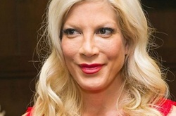 Тори Спеллинг поделилась архивным фото с братом