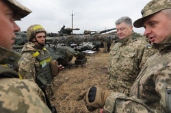 Порошенко прибув у танкову бригаду в районі відведення на Луганщині.&nbsp;