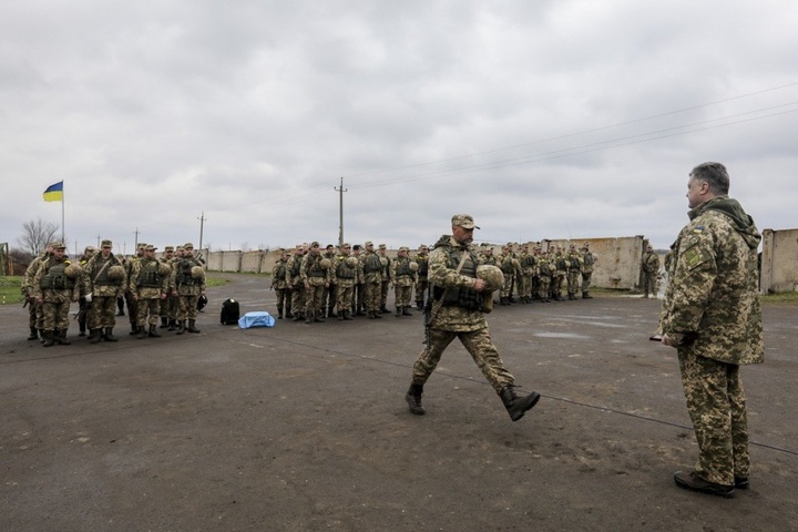 Порошенко нагородив 24 військових за участь у боях на Донбасі