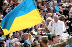  Папа Римський Франциск і українські військові на площі Святого Петра у Ватикані, 25 травня 2016 року 