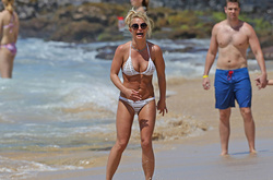 Бритни Спирс хвасталась подкачанным телом в отпуске на Гавайях