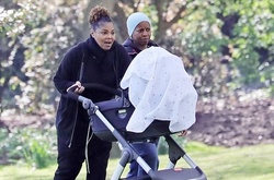 Джанет Джексон засветилась на прогулке с 3-месячным сыном