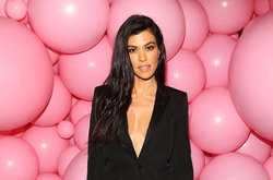 Пиджак на голое тело. Как выглядит новый тренд от Кортни Кардашьян