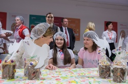 Як Марина Порошенко та молодь з особливими потребами разом готували паски. Фотогалерея