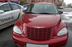 Столичні правоохоронці розшукують двох чоловіків, які напали на суддю