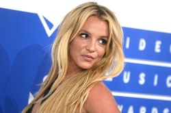 Отец Бритни Спирс продолжает контролировать все деньги певицы