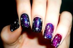 Целая вселенная: космические мотивы в маникюре 2017