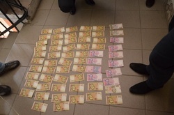 На Прикарпатті інспектор поліції за хабарі видавав дозволи на зброю