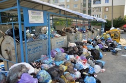 На Житомирщині суд заарештував вантажівку із львівським сміттям