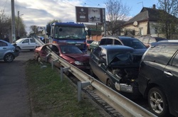 У Харкові зіткнулися дев'ять автомобілів: є травмовані