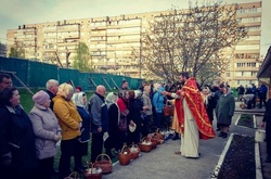 Віряни у Києві окрім пасок освятили вино, ковбасу і навіть пачку солі